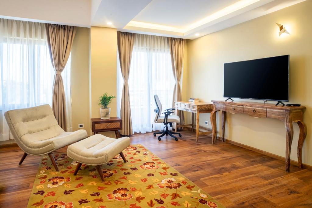 TV a/nebo společenská místnost v ubytování Atisha Hotel