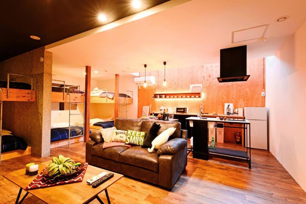 Il comprend un salon avec un canapé et une cuisine. dans l'établissement D plus one doors, à Otaru