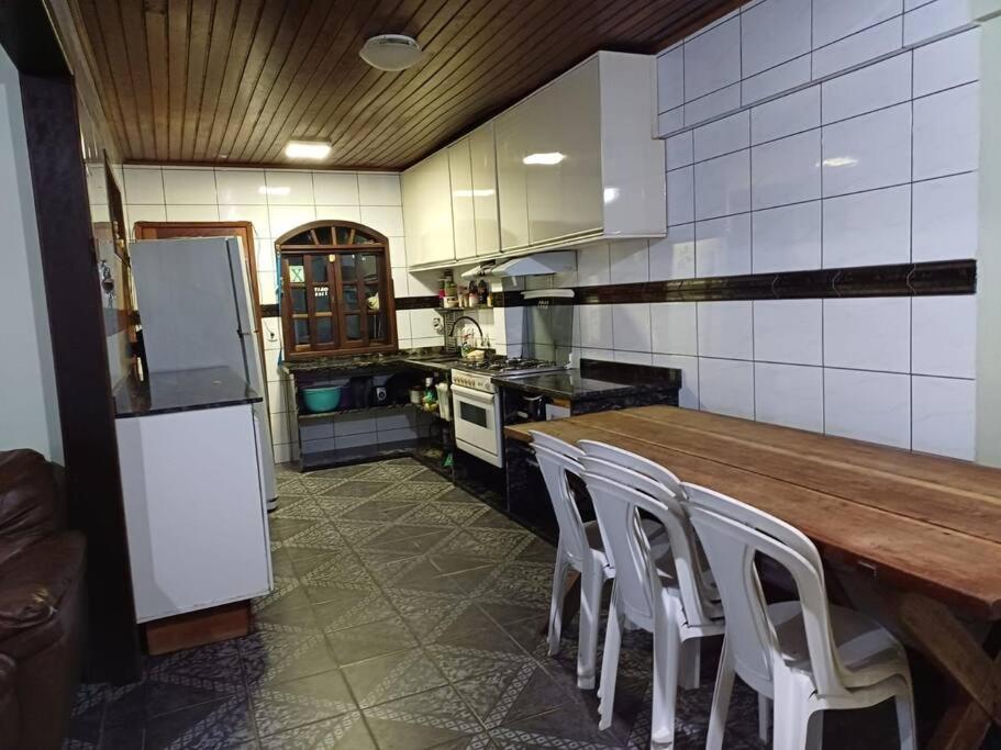 Kuchyň nebo kuchyňský kout v ubytování Casa espaçosa em Matinhos