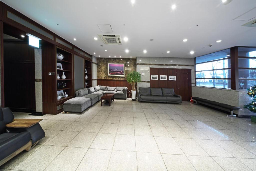 a large living room with couches and chairs at Incheon The Hotel Yeongjong in Incheon