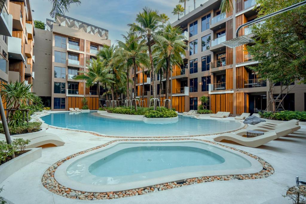 Bazén v ubytování The Marin Phuket Kamala Beach nebo v jeho okolí