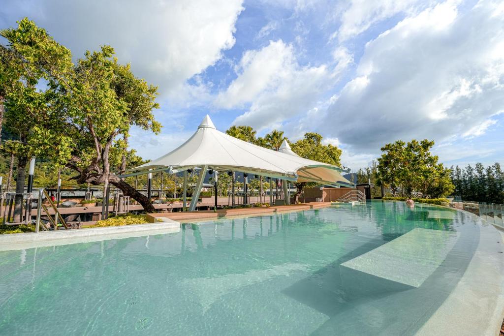 Bazén v ubytování The Marin Phuket Kamala Beach nebo v jeho okolí