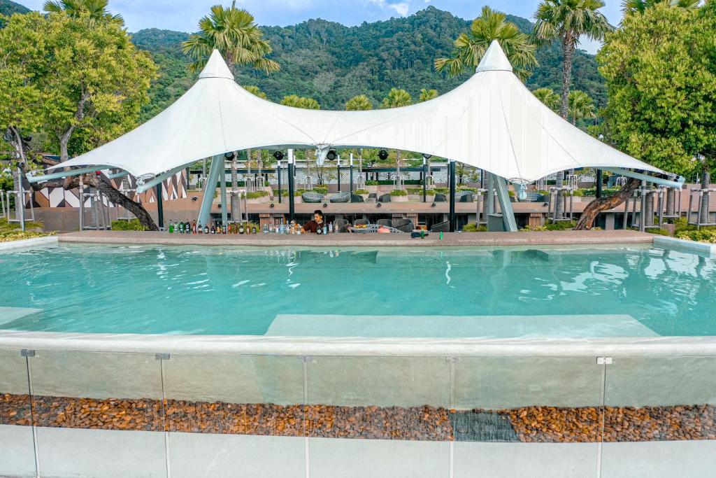 Bazén v ubytování The Marin Phuket Kamala Beach nebo v jeho okolí