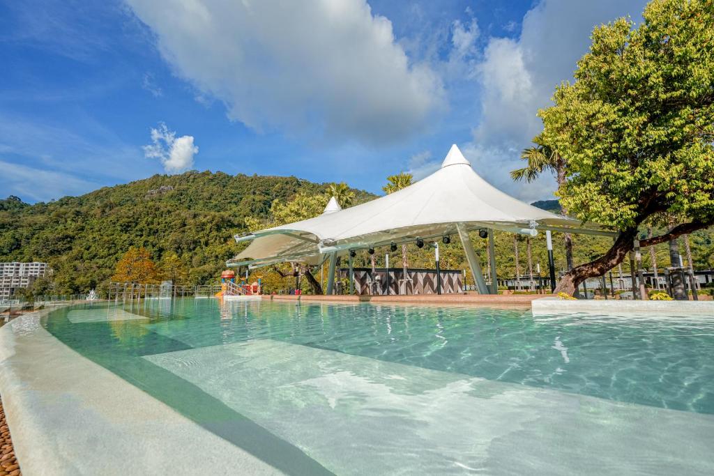 Bazén v ubytování The Marin Phuket Kamala Beach nebo v jeho okolí