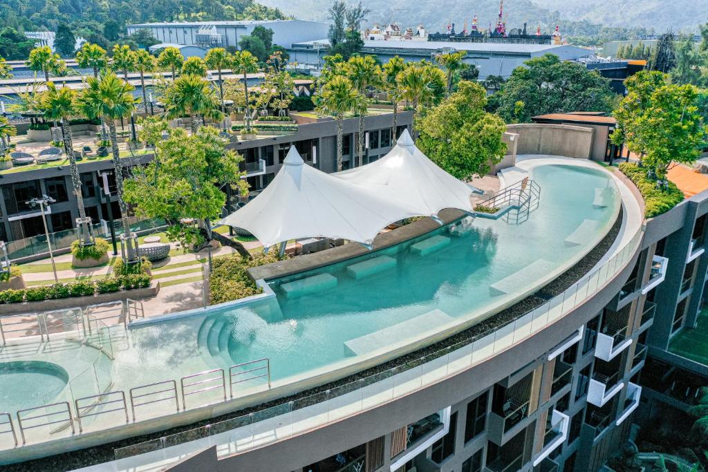 Bazén v ubytování The Marin Phuket Kamala Beach nebo v jeho okolí
