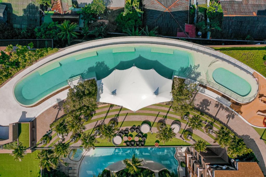 Bazén v ubytování The Marin Phuket Kamala Beach nebo v jeho okolí
