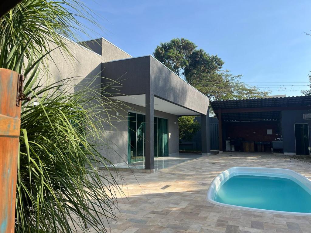 una casa con piscina frente a ella en Casa de aluguel temporada, en Lagoa Santa