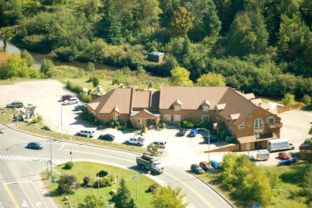 an aerial view of a lodge with a parking lot at Hotel Alila in Saint-Sauveur-des-Monts