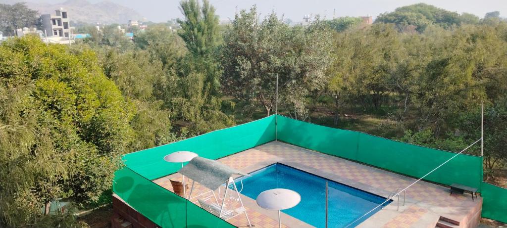 uma vista superior de uma piscina numa casa em Jhalana Resort & pool party em Jaipur