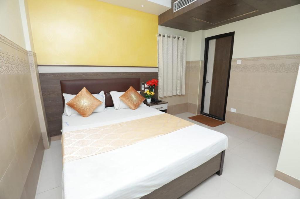 una camera con un grande letto di HOTEL PALACE a Madurai