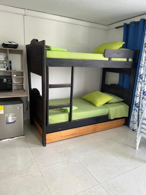 a couple of bunk beds in a room at Fuentes House in San Andrés