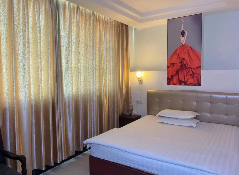 Un pat sau paturi într-o cameră la Khách sạn Hữu Nghị 674