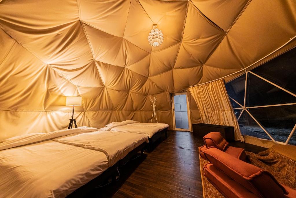Postel nebo postele na pokoji v ubytování glampark Akasawa Onsen Tochigi