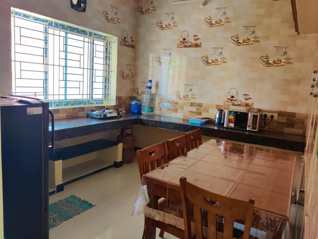 luxury home in Vadavalli tesisinde mutfak veya mini mutfak