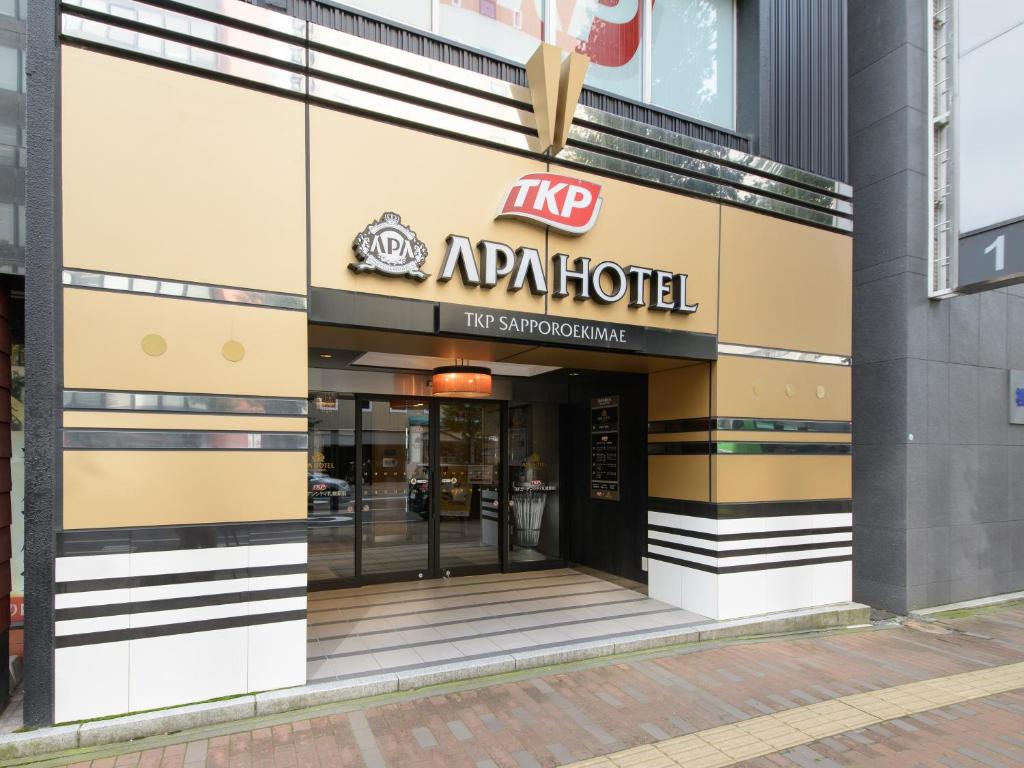 APA Hotel TKP Sapporo Ekimae في سابورو: مدخل لشقة فندقية على شارع المدينة