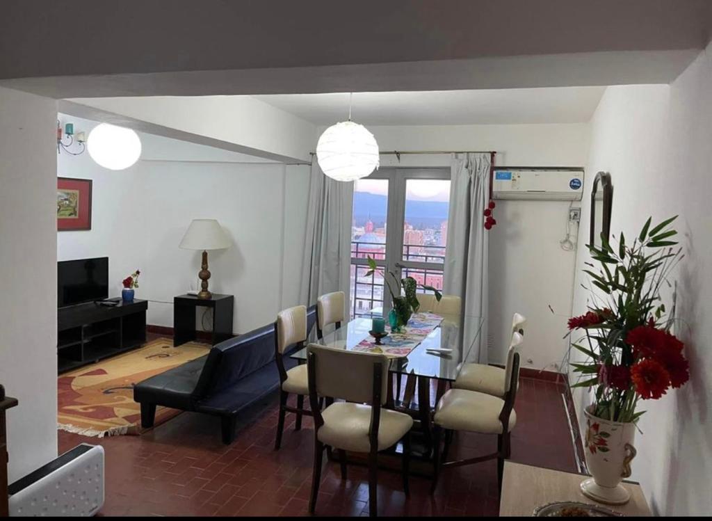 EL AMANECER - APART HUASI III في سان فرناندو ديل فالي دي كاتاماركا: غرفة طعام وغرفة معيشة مع طاولة وكراسي