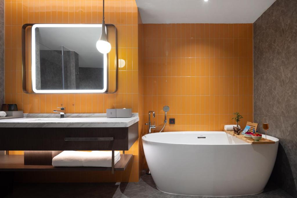 Koupelna v ubytování Home2 Suites By Hilton Hotel Guangzhou Baiyun International Airport Branch - Free Shuttle Bus to Guangzhou Baiyun International Airport & Free Deliver Service to Canton Fair Complex During Canton Fair Period