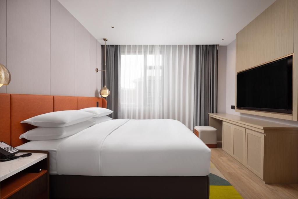 TV a/nebo společenská místnost v ubytování Home2 Suites By Hilton Hotel Guangzhou Baiyun International Airport Branch - Free Shuttle Bus to Guangzhou Baiyun International Airport & Free Deliver Service to Canton Fair Complex During Canton Fair Period