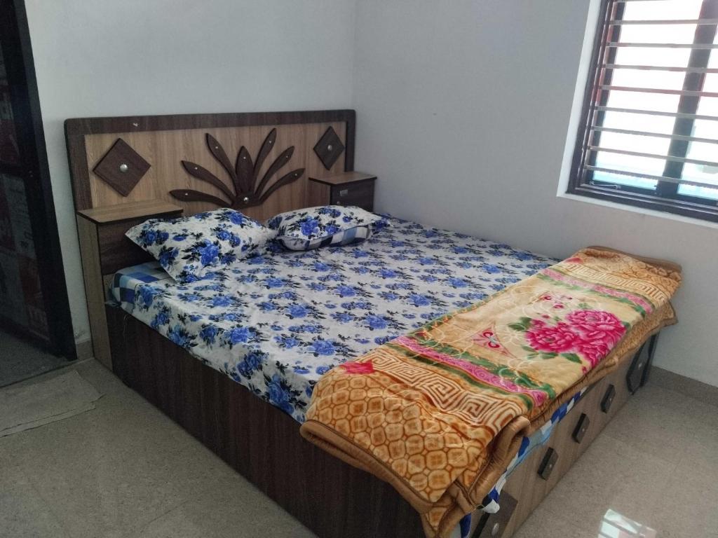 A bed or beds in a room at OYO Neelkanth Hotel & OYO Rooms