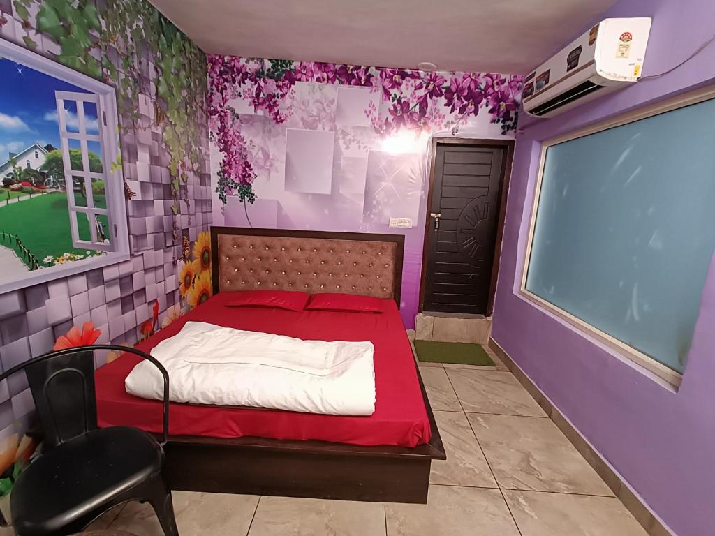 Кровать или кровати в номере Sanyam Homestay