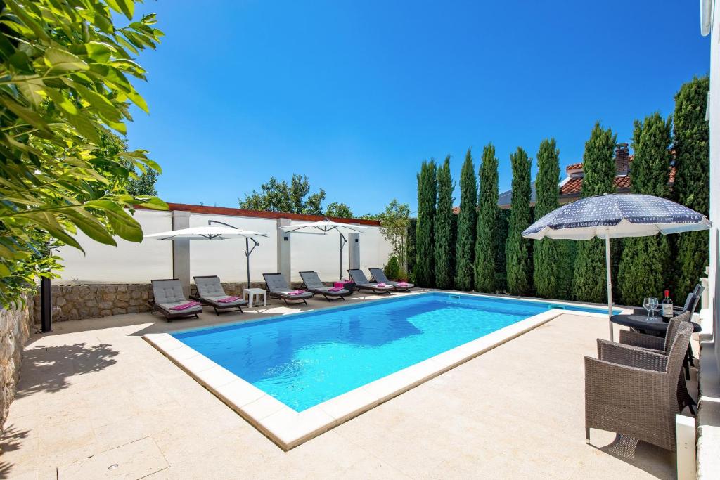 Family House Rose with Pool - Happy Rentals