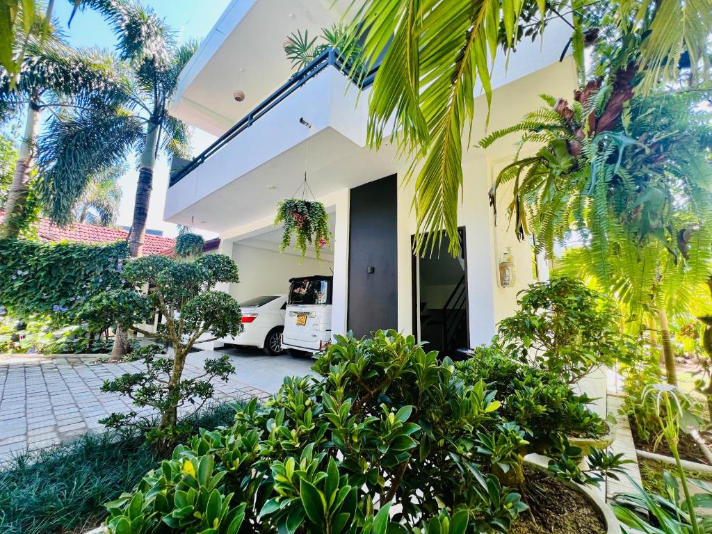坦加拉的住宿－Tropical Plant Villa - Tangalle，车道上停放着一辆汽车的房子