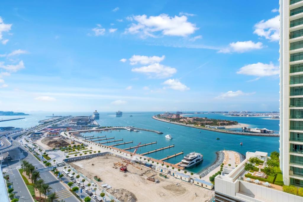 Fotografie z fotogalerie ubytování FAM Living - Beachfront Getaway in Emaar Beachfront - Private Beach Access and Luxury Amenities v Dubaji