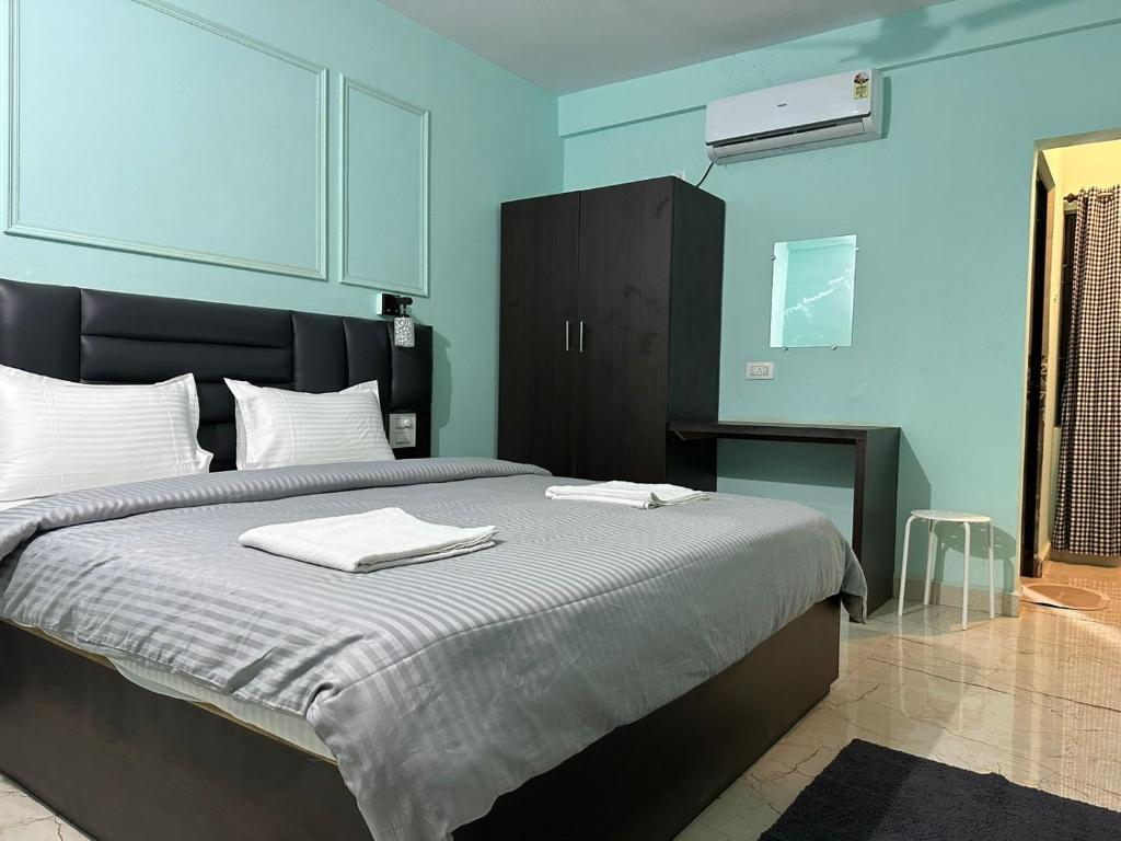 um quarto com uma cama com duas toalhas em North & East Arambol I Goa em Arambol