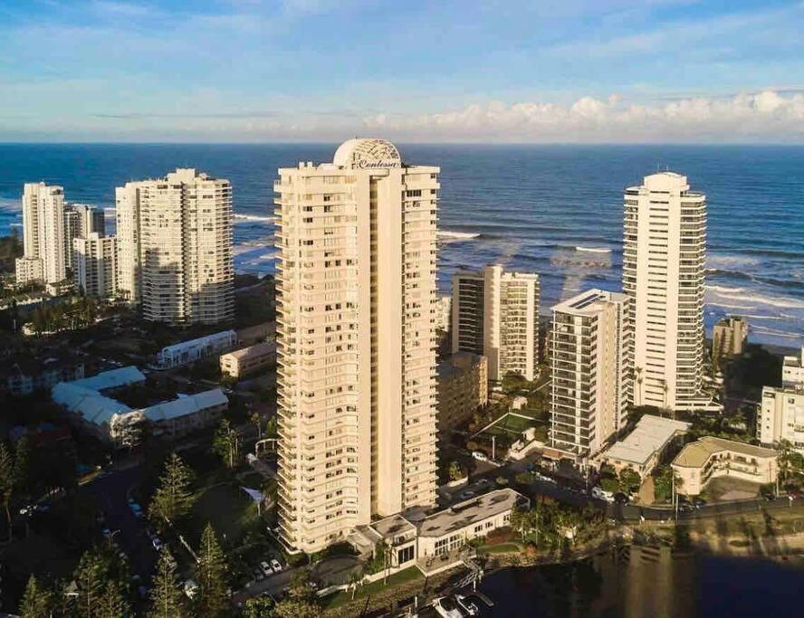 una vista aérea de una ciudad con el océano en Main Beach High Floor Luxury Contessa Main Beach, en Gold Coast