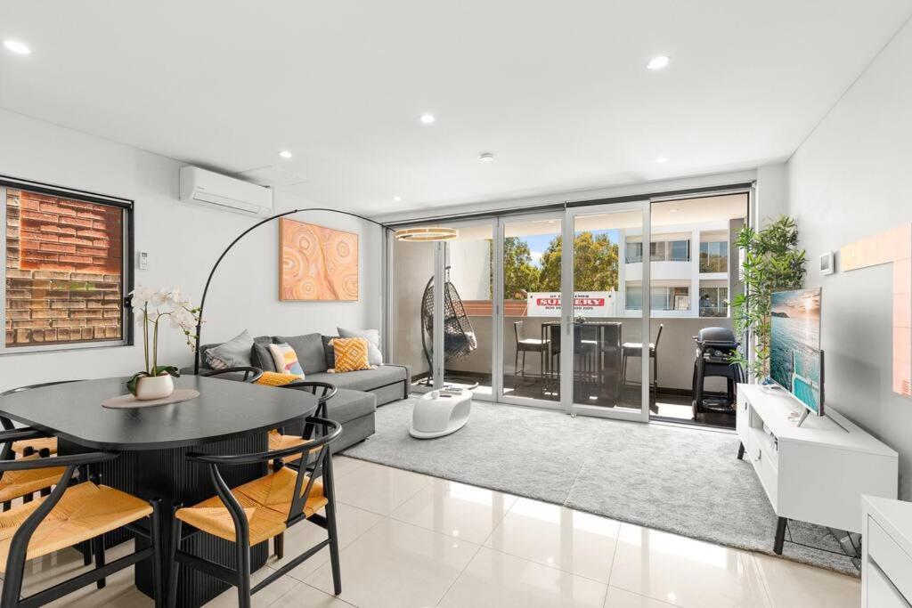 Stylish Spacious Modern 1 BDR Balcony BBQ AirCon Lift, Sydney Updated