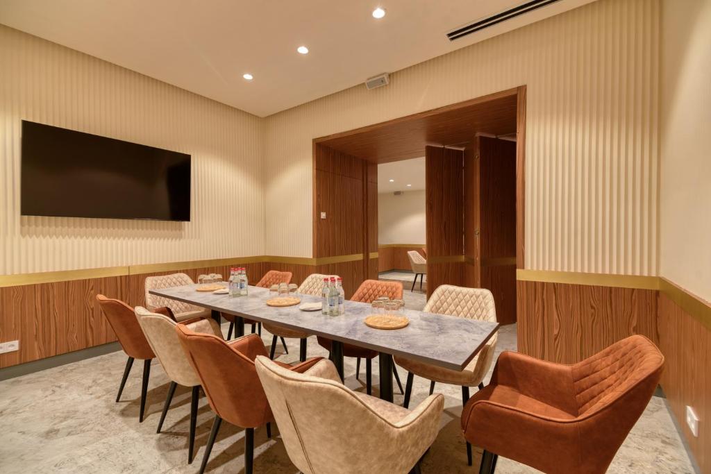 TV a/nebo společenská místnost v ubytování Hayasa Hotel Yerevan