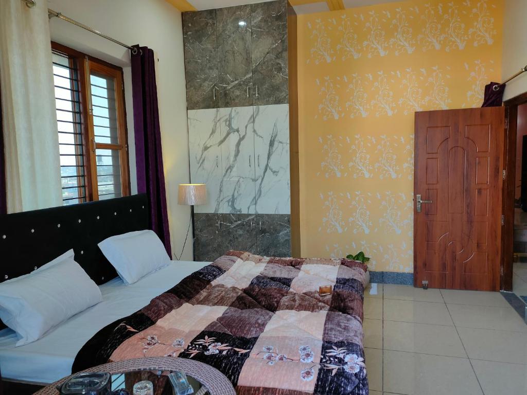 Cama o camas de una habitación en Laxmi Jawahar Homestay