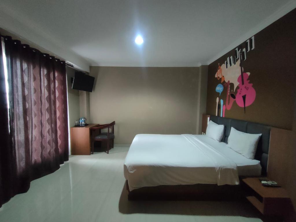 Postel nebo postele na pokoji v ubytování Votel Viure Hotel Jogjakarta