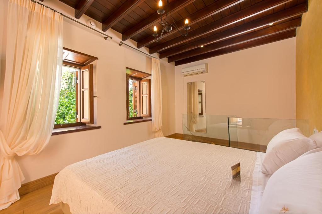 Postel nebo postele na pokoji v ubytování Rodos Niohori Elite Suites Boutique Hotel