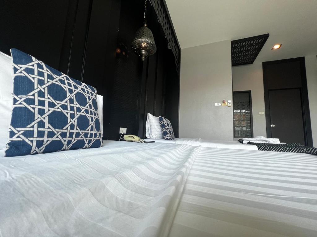 Postel nebo postele na pokoji v ubytování Srisawara Casa Hotel