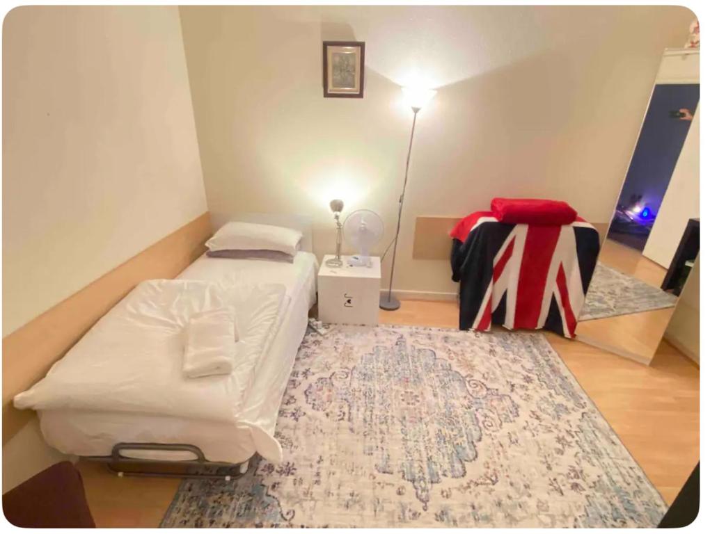 Habitación pequeña con cama y alfombra. en Single Room - Kings Cross, Female Only,, Guest House, en Londres