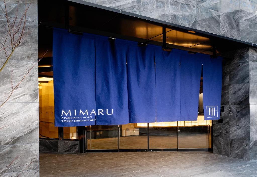 un palco con una tenda blu di fronte a un edificio di MIMARU TOKYO SHINJUKU WEST a Tokyo