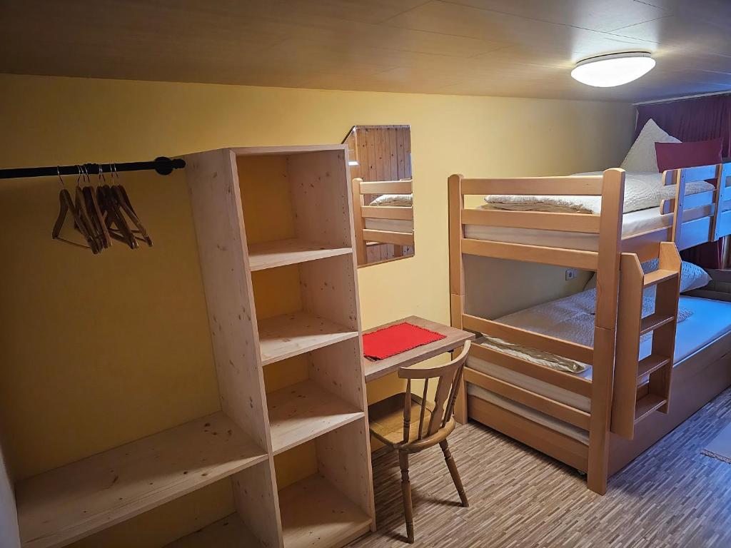 Palanda nebo palandy na pokoji v ubytování Ferienhaus Schwendehof