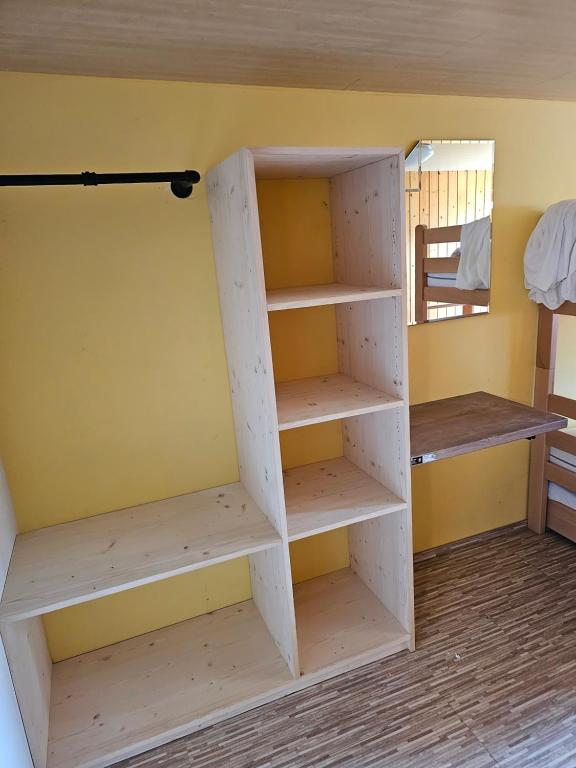 Palanda nebo palandy na pokoji v ubytování Ferienhaus Schwendehof