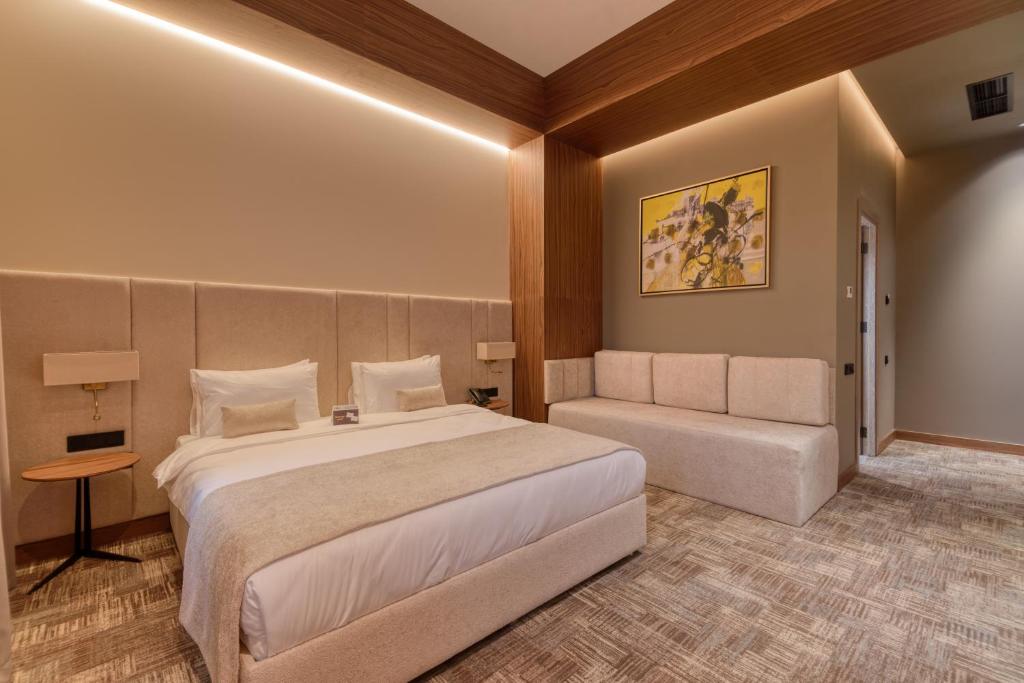 Postel nebo postele na pokoji v ubytování Hayasa Hotel Yerevan