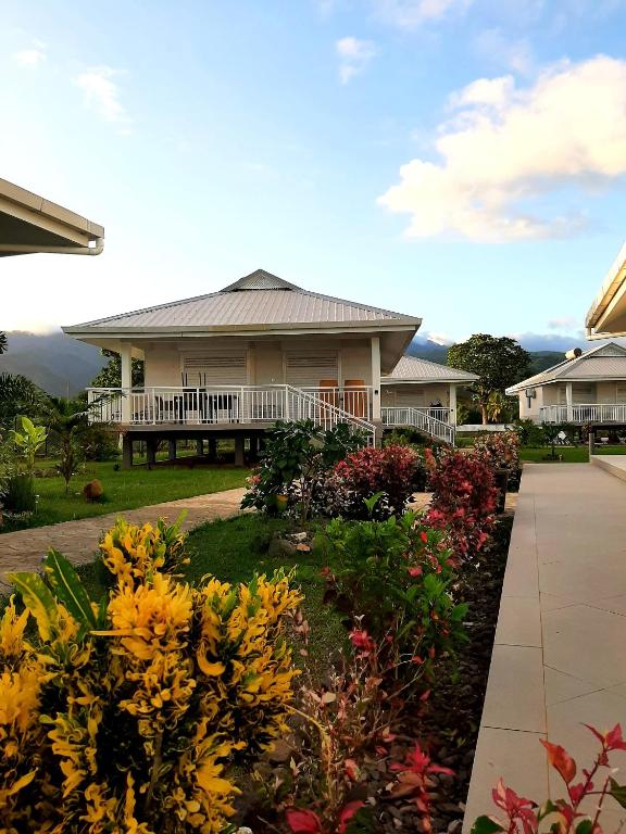 Vrt pred nastanitvijo Moanaura Lodge