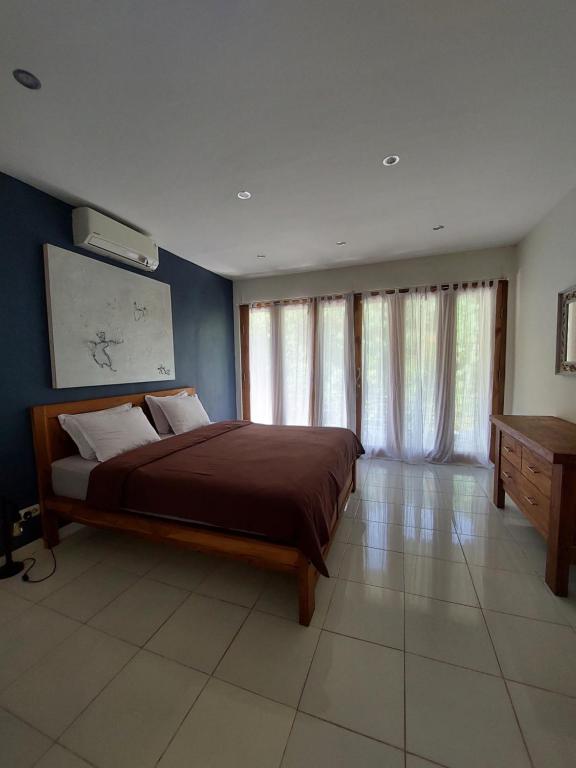 una camera con un grande letto di RAYA by Snooze a Yogyakarta