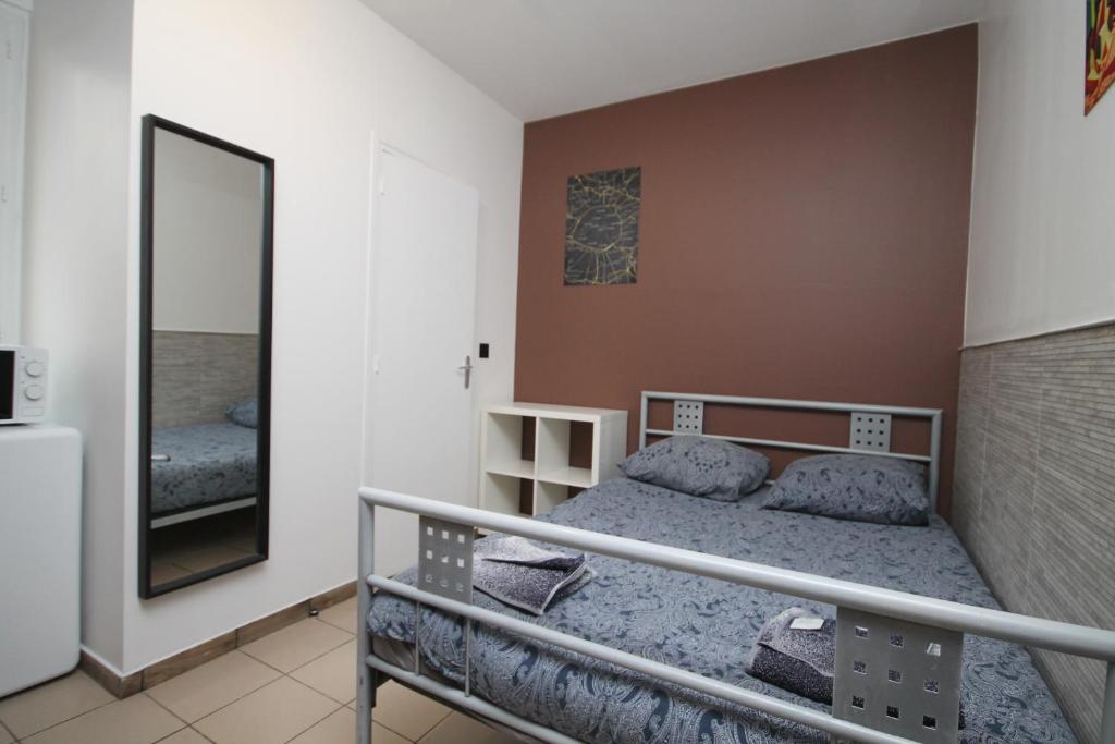 sypialnia z łóżkiem piętrowym i lustrem w obiekcie 05 - Chambre confort au calme avec TV WIFI w mieście Saint-Denis