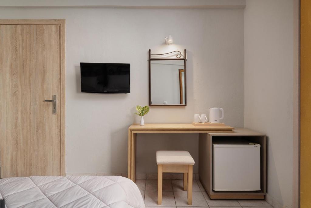 TV a/nebo společenská místnost v ubytování Louvre Hotel