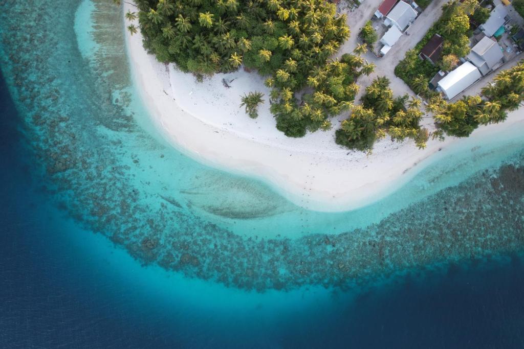 una vista aérea de una isla en el océano en Villa Stella, Rinbudhoo, en Dhaalu Atoll