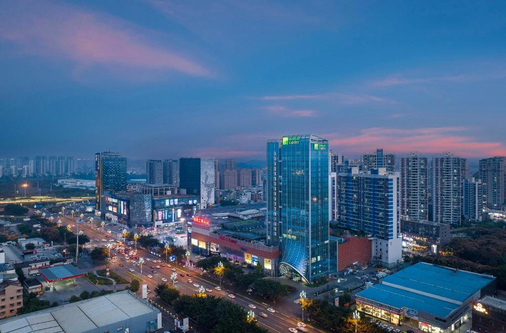panoramę miasta w nocy z budynkami i ruchem w obiekcie Holiday Inn Express Mianyang High-Tech Zone, an IHG Hotel w Mianyang