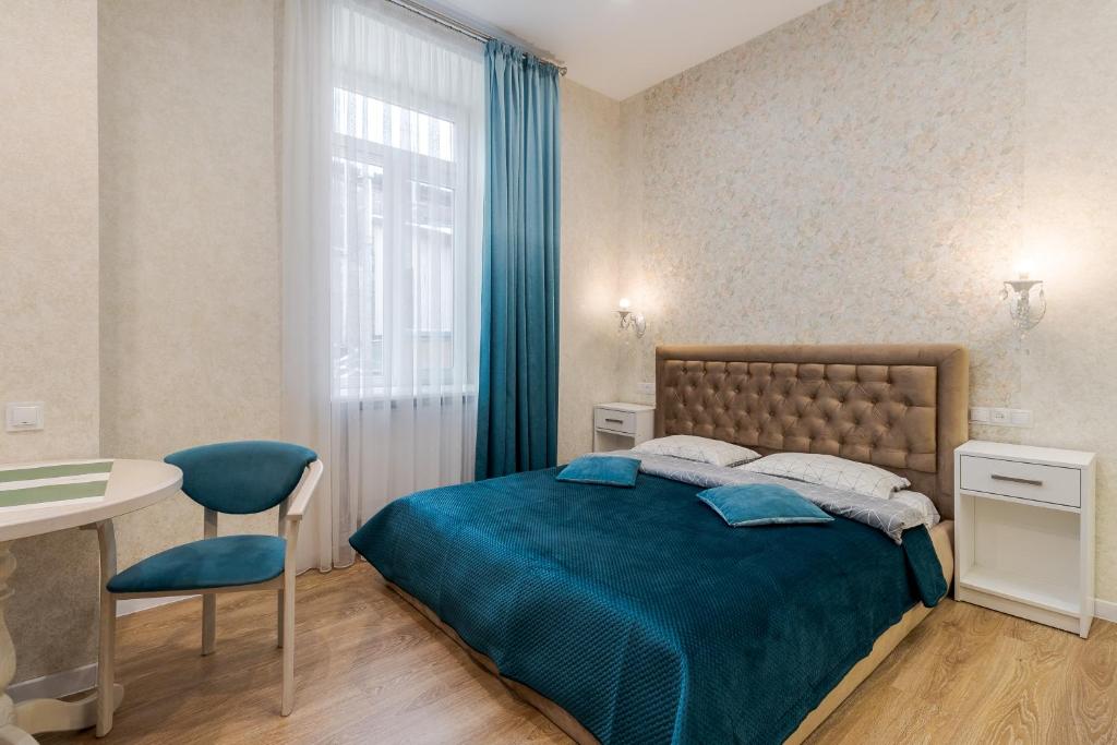 - une chambre avec un lit, un bureau et une fenêtre dans l'établissement Luxury flat near Opera, à Lviv