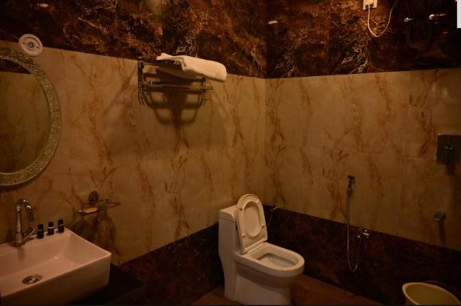 Ванная комната в Hotel Raghuveer Inn By BookingCare