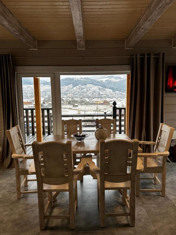 Nespecifikovaný výhled na hory nebo výhled na hory při pohledu z hotelu