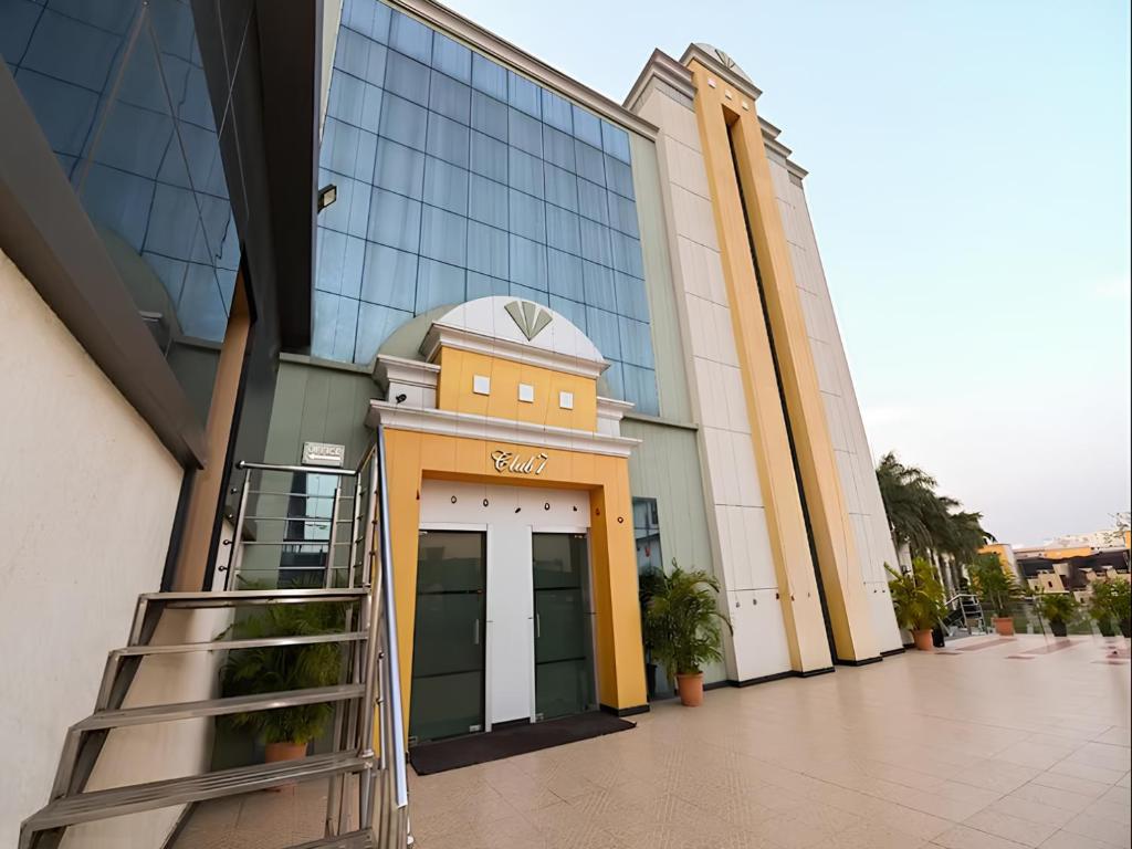duży budynek z drzwiami przed nim w obiekcie Club 7 Resort And Banquets w mieście Bareli